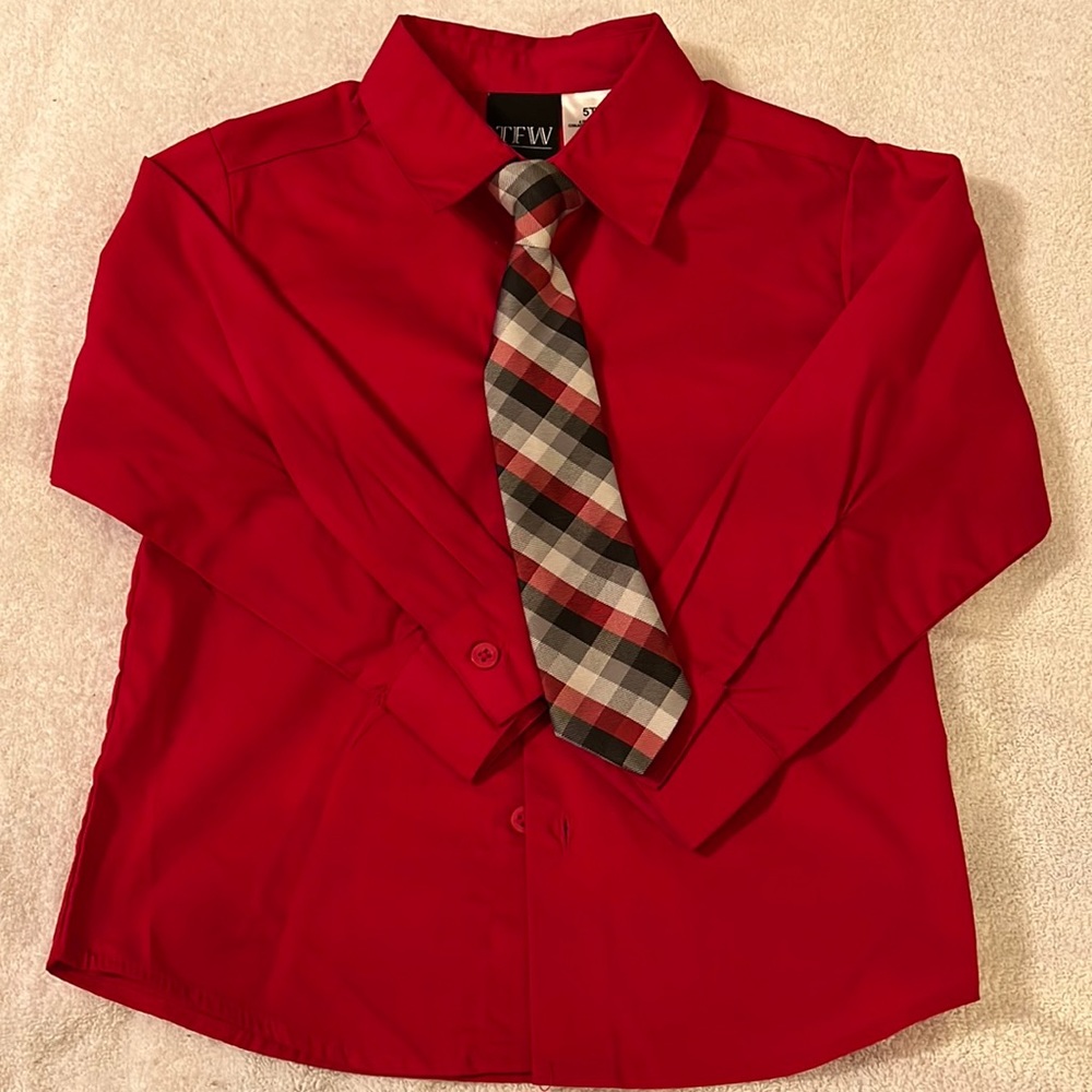💥5 for $25💥 Boy’s Red Button Down Shirt with Matching Tie (5T)